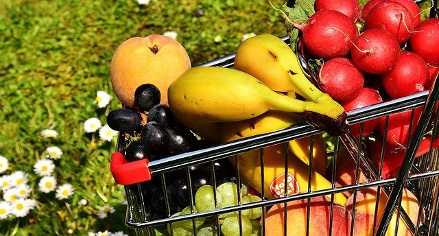 čerstvé ovoce ve vozíku