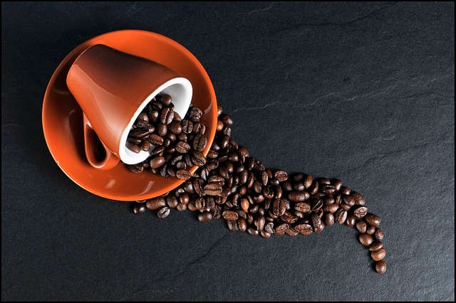 kávová zrna a kávový šálek.jpg