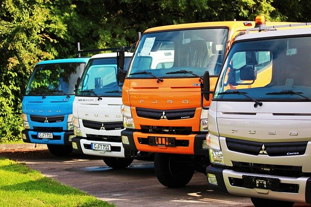 čtyři nákladní automobily.jpg