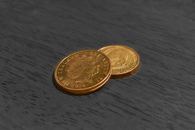 dvě zlaté mince na stole