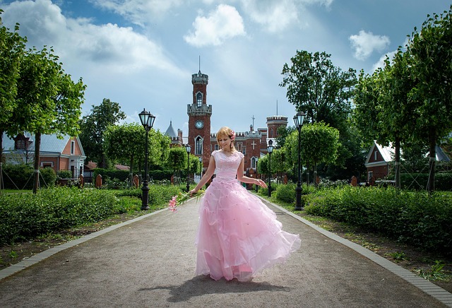 Konečně jsem našla plesové šaty v půjčovně. 